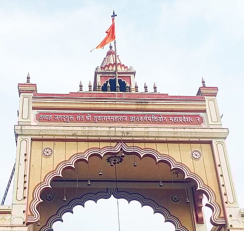 देहूच्या महाप्रवेशद्वारावर पुन्हा फडकू लागली भगवी पताका