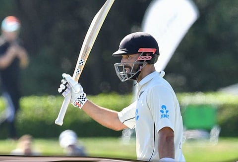 श्रीलंका-न्यूझीलंड कसोटी मालिकेतील पहिल्या सामन्यात न्यूझीलंडच्या डॅरेल मिशेल याने दमदार शतक झळकावले. त्याच्या खेळीने न्यूझीलंडचा संघ सुस्थितीत आला आहे.