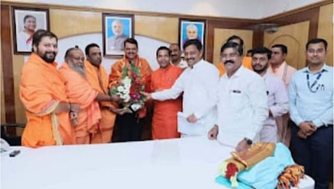 सोलापूर : वीरशैव लिंगायत धर्मगुरूंनी घेतली उपमुख्यमंत्र्यांची भेट