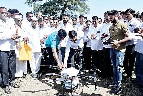 कोपरगाव : ड्रोन फवारणीत ‘कोल्हे’ चा आधुनिक टप्पा : पंजाबराव डख