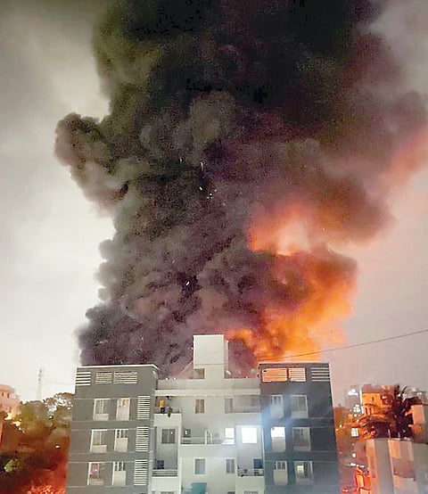 सहा कारखान्यांना भीषण आग; धायरी येथील घटना