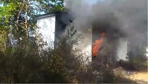 सिंधुदुर्ग : ओरोस येथे बंद इमारतीला आग