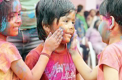 शहरात मंगळवारी धूळवड साजरी झाली. त्यानिमित्त रस्ते व सोसायट्यांत ठिकठिकाणी बच्चे कंपनी अशी रंगात रंगली होती. (छाया : यशवंत कांबळे)