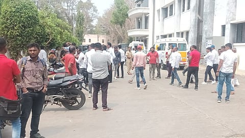 सिल्व्हर ज्युबिली रुग्णालयात नातेवाईकांनी केलेली गर्दी