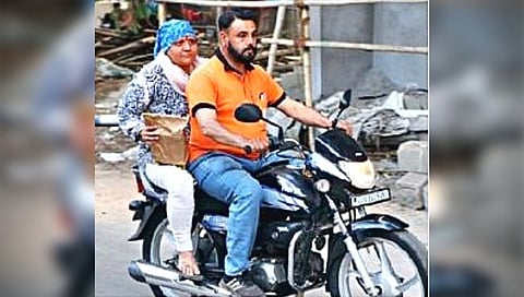 Husband-Wife : कॅन्सरग्रस्त पत्नीला सोबत घेऊन ‘तो’ करतोय फूड डिलिव्हरी! पती-पत्नीचे अनोखे प्रेम पाहून नेटकरी फिदा