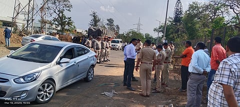 सातपूर : घटनास्थळाची पाहणी करताना पोलिस अधिकारी व कर्मचारी (छाया : सागर आनप)