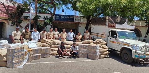 इंदापुरात पोलिसांनी ताब्यात घेतलेले दोन आरोपींसह जप्त केलेला गुटखा.