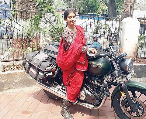 पुणे : नऊवारी साडी नेसून दुचाकीवरून जगभ्रमंती; मराठमोळ्या तरुणीचा अनोखा उपक्रम
