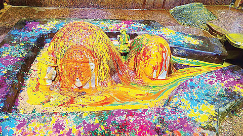 जेजुरी : श्री खंडोबा मंदिरात रंगपंचमी साजरी