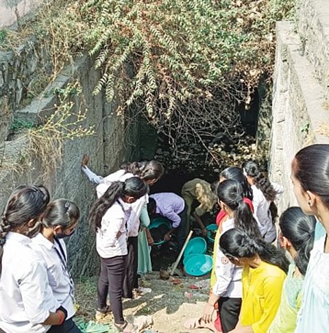 जेजुरी : ऐतिहासिक बंगाळी बारवची स्वच्छता सुरू