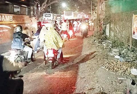 रस्ता ओलांडण्यासाठी कसरत; खडकीतील नागरिकांची समस्या