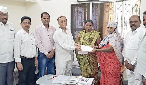 भेंडा : कामगारांच्या वारसांना विमा वितरण : माजी आमदार नरेंद्र घुले