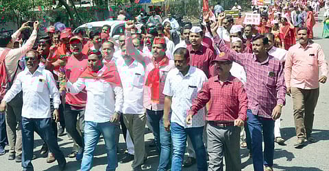 नगर : जिल्हाधिकारी कार्यालयावर धडकला कर्मचार्यांचा मशाल मोर्चा