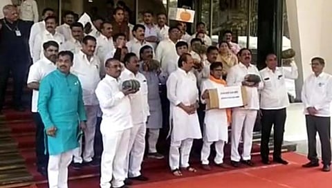 महाविकास आघाडीचे आमदार भोपळा घेऊन उतरले विधानभवनाच्या पायर्यांवर