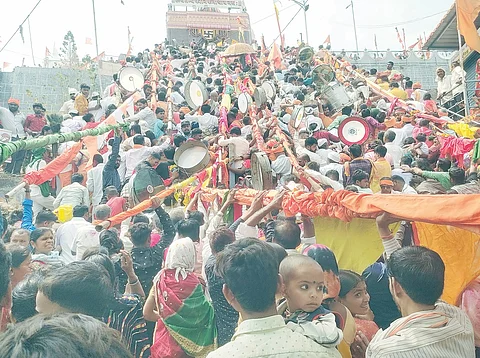 मढीत भाविकांचा लोटला महापूर..! शंभर कोटींची उलाढाल