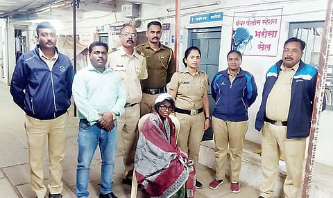 मंचर : अनोळखी वाटसरू महिलेला नागरिकांची मदत