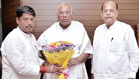 पुणे : मल्लिकार्जुन खर्गे यांची धंगेकरांनी घेतली भेट