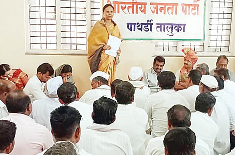 पाथर्डी तालुका ः कार्यकर्त्यांना मार्गदर्शन करताना आमदार राजळे.