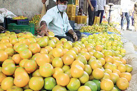 पुणे : उन्हाचा चटका वाढल्याने रसदार फळांची चलती