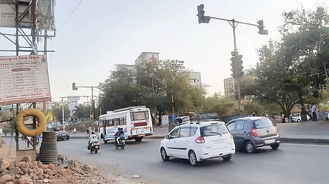 मोशी महामार्गावरील दुभाजक खुला करा