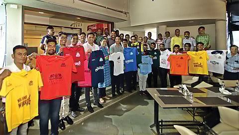 नाशिक : नावा चषक क्रिकेट स्पर्धेच्या खेळाडूंसाठी मधुरा ग्रुपच्या सौजन्याने जर्सीचे गुरुवारी अनावरण करताना संघांचे कर्णधार तसेच खेळाडू.