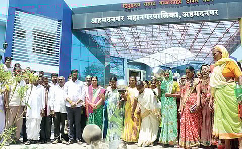 नगर : माठ फोडत महापालिकेत आयुक्तांना घेराव