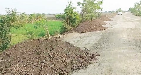 नाऊर-उंदिरगाव रस्त्यावर मुरूम ऐवजी माती