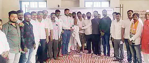 शिरूर : नायब तहसीलदारांना पाचंगे यांनी दिला पायजमा