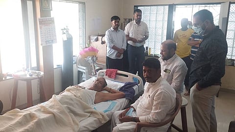 पुणे: रवींद्र धंगेकरांनी घेतली खासदार गिरीश बापट यांची भेट