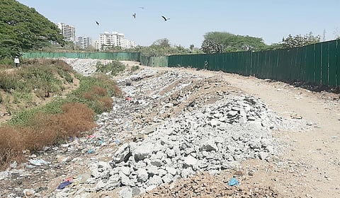 मुंढवा : जुन्या कालव्याला पूर, पाण्याचा नव्हे राडारोड्याचा!