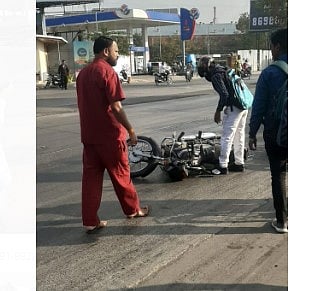 डांगे चौक रस्त्यावर मोठ्या प्रमाणात ऑइल गळती; बाइकस्वारांचे घसरून अपघात