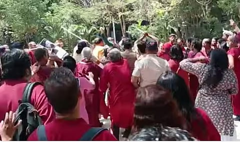 पुण्यातील कोरेगाव पार्कमधील ओशो आश्रमाबाहेर अनुयायांचा गोंधळ; पोलिसांकडून लाठीचार्ज, अनेकांना घेतलं ताब्यात