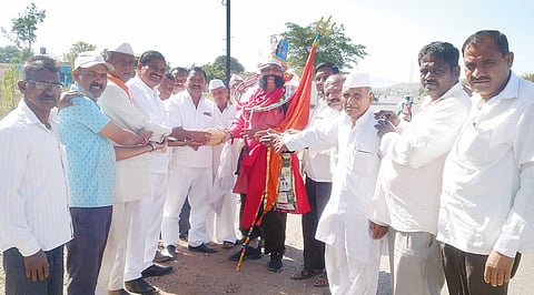 दिवे : उलटे चालत शिखर शिंगणापूर वारी; अजब श्रद्धेचे होतेय परिसरात कौतुक