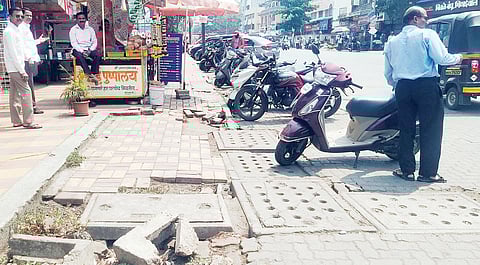 वानवडी : तुम्हीच सांगा, चालायचे तरी कसे? पदपथांची दुरवस्था झाल्याने नागरिकांचा सवाल