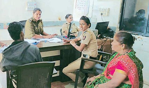 शिक्रापूर : महिलांनी सांभाळला शिक्रापूर पोलिस ठाण्याचा कारभार