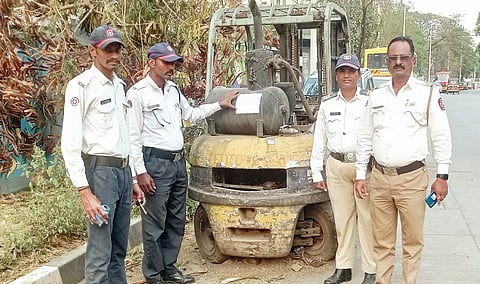 नवी सांगवी : धूळखात पडलेल्या वाहनांवर कायदेशीर कारवाई