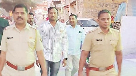 श्रीगोंदा : अधिकारी खाकीत अन् कर्मचारी साध्या वेशात; नेमका काय आहे प्रकार ?