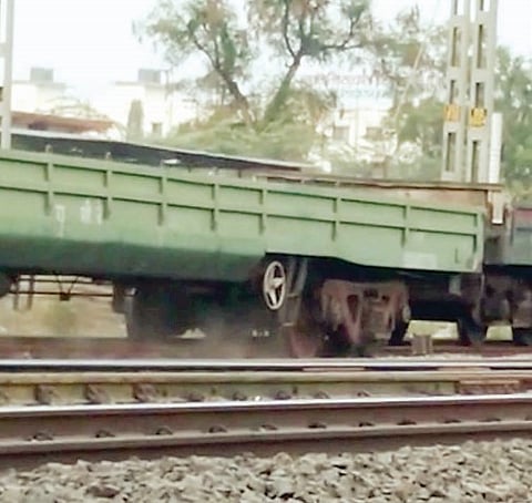 दौंड रेल्वे यार्डात मालगाडीचे चाक घसरले