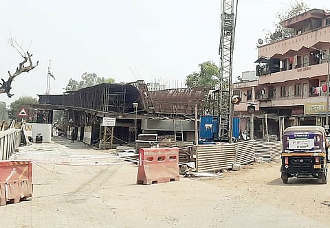 मुंढवा : रेल्वे उड्डाणपुलाचे काम संथ; पालिकेच्या कारभाराबाबत नाराजी