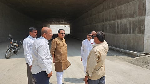 राजगुरूनगर बाह्यवळण रस्त्याच्या अंतिम टप्प्यात आलेल्या कामाची पहाणी करताना दिलीप मेदगे, बाळासाहेब सांडभोर व इतर.