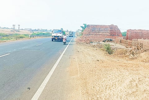 सुपा रस्त्यावर वीटभट्ट्यांचे अतिक्रमण ‘जैसे थे’; ‘महसूल’ची डोळेझाक