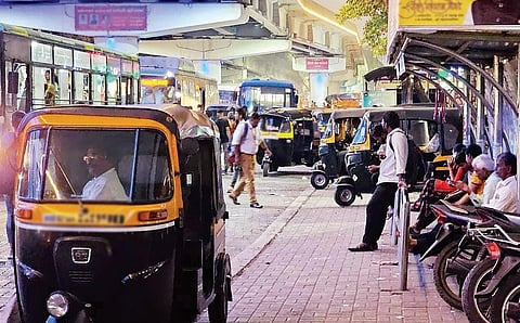 कर्वेनगरमध्ये बसथांब्यांना रिक्षा पार्किंगचे ग्रहण