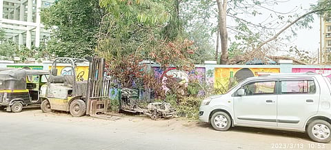 नवी सांगवी : धूळखात पडलेल्या वाहनांवर कारवाई कधी?