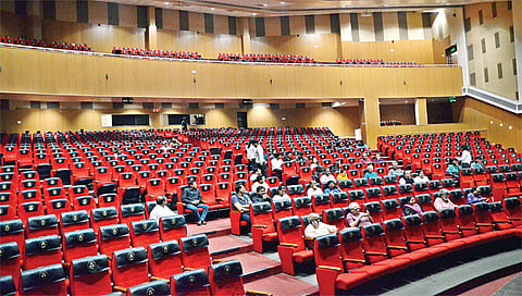 सांस्कृतिक कार्यक्रम चोहीकडे; गेला प्रेक्षक कुणीकडे?