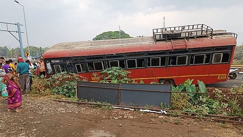 पन्हाळजे-मुंबई बस रस्त्यावरून घसरली