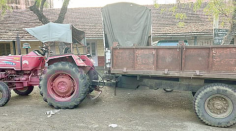 पारनेर : वाळू वाहतूक करणारा ट्रॅक्टर पकडला