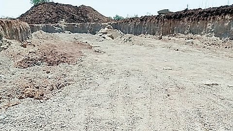 शेवगाव : मंडळ अधिकारीच टीप देत होता मुरूम माफियांना