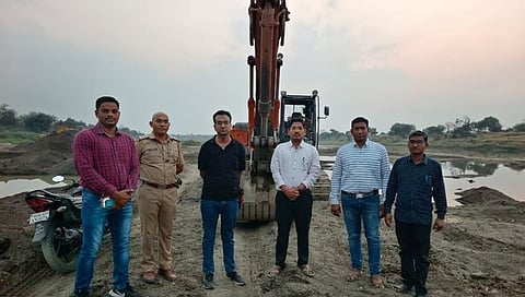 चंद्रपूर : वरोरा तालुक्यातील रेतीघाटातून 1 कोटी 63 लाखांच्या मशिन जप्त