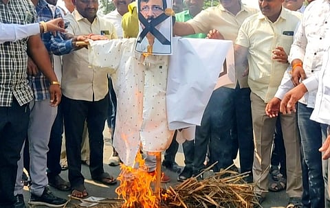 पाटस (ता. दौंड) येथील भीमा पाटस कारखाना चौकात खा. संजय राऊत यांच्या पुतळ्याचे दहन करताना आमदार राहुल कुल समर्थक.