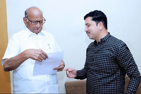 निमोणे : बँका सर्वसामान्यांना आणत आहेत रस्त्यावर